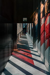 vermell, gris, pintat, paret, passadís buit, passadís, edifici, arquitectura, llum solar, ombra, signe, direcció, buit, sortir, porta, estret, diagonal, línia, desaparèixer, mínim, llum, estructura construïda, arcade, cap gent, a l'interior, transport, ciutat, text, el camí a seguir, sòls, dia, transport públic, columna arquitectònica, sostre, 5K, CC0, domini públic, lliure de regalies