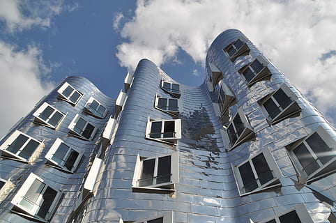 arquitectura, finestra, façana, edifici, gehry, vista d’angle baix, estructura construïda, exterior de l'edifici, cel, núvol - cel, naturalesa, cap gent, dia, a l'aire lliure, llum solar, barri residencial, ciutat, blau, abandonat, el passat, història, apartament, 4K, CC0, domini públic, lliure de regalies