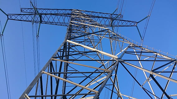 bouw, elektriciteit, toren, mast, brandstof en stroomopwekking, hemel, ingebouwde structuur, hoogspanningsmast, blauw, architectuur, stroomvoorziening, heldere lucht, technologie, kabel, natuur, verbinding, balk, geen mensen, elektriciteitsnet, teken, communicatie, waarschuwingsbord, buitenshuis, abstract, staal, legering, ingewikkeldheid, wereldwijde communicatie, concentrisch, direct onder, bovenstaande, 4K, CC0, publiek domein, royaltyvrij