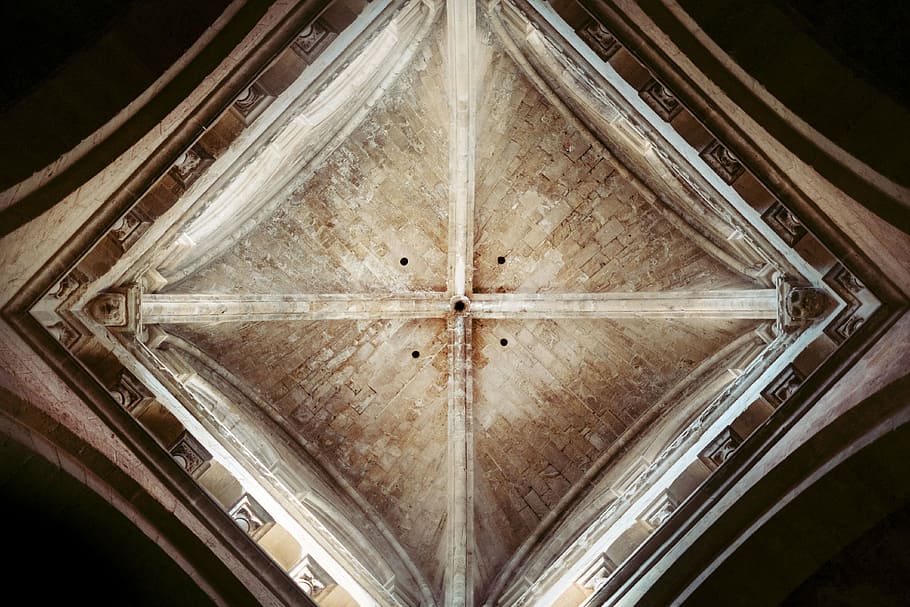 baix, fotografia d'angle, gòtic, edifici, interior, arquitectura, infraestructura, estructura, establiment, sostre, simetria, a l'interior, directament a sota, cap gent, estructura construïda, religió, història, el passat, vell, creença, espiritualitat, nit, lloc de culte, material de fusta, forma, estil gòtic, 4K