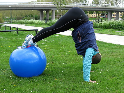 pikepress, motion bold, exercisebal, græs, livsstil, herrer, en person, plante, rigtige mennesker, fritidsaktivitet, grøn farve, fuld længde, sport, dag, udøver, afslappet tøj, natur, blå, balance, Mark, sund livsstil, bold, udendørs, 2K, CC0, offentligt domæne, royaltyfrie