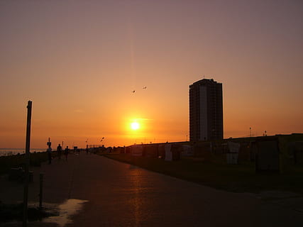Büsum, solnedgang, aften, strand, by, himmel, arkitektur, sol, bygning udvendig, bygget struktur, bygning, orange farve, natur, vand, kontorbygning udvendig, skyskraber, skønhed i naturen, sollys, ingen mennesker, hav, silhuet, byliv, by skyline, udendørs, bybilledet, 2K, CC0, offentligt domæne, royaltyfrie