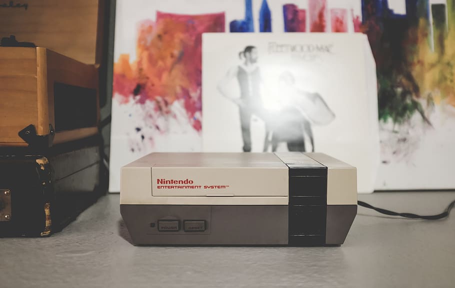 nes sistema de joc, vintage, nes, sistema de joc, jocs, Nintendo, tecnologia, a l'interior, negocis, cap gent, primer pla, dia, comunicació, Caixa, contenidor, taula, caixa-contenidor, text, centrar-se en primer pla, guió occidental, paper, natura morta, Caixa de cartró, cartró, connexió, indústria, 4K