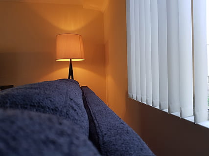 sofa, lys, lampe, hjemlige værelse, elektrisk lampe, møbel, soveværelse, belysningsudstyr, seng, indendørs, hjem interiør, lempelse, belyst, pude, tekstil, gardin, livsstil, Hotel, ingen mennesker, lampeskærm, natbord, hyggelig, 4K, CC0, offentligt domæne, royaltyfrie