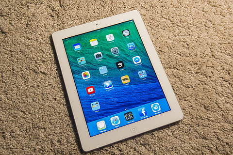 alb, ipad pornit, bej, textil, tablete electronice, High Tech, digital, dispozitiv, comunicare, mod de viata, echipament, personal, fără fir, Afaceri, gadget, tehnologie, Internet, calculator, Activitatea de agrement, a închide, jocuri de agrement, în interior, nici o persoana, albastru, vedere în unghi mare, un singur obiect, apasa butonul, relaxare, zi, sportiv, număr, Control, ecran, multi colorate, western script, alegere, 2K, CC0, domeniu public, fără drepturi de autor