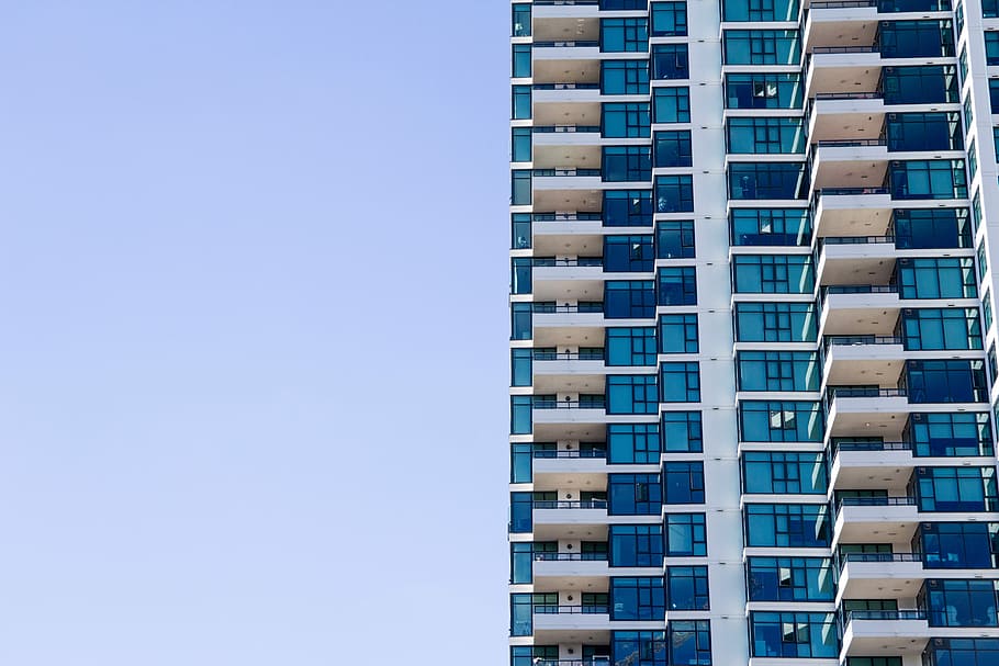 blanc, blau, pintat, edifici, clar, cel, durant el dia, arquitectura, gratacels, apartament, escena urbana, exterior de l'edifici, estructura construïda, finestra, ciutat, edifici d'oficines, modern, industria de la construcció, torre, paisatge urbà, arquitectura i edificis, a l'aire lliure, vida de ciutat, barri residencial, districte del centre de la ciutat, alta - alta, dia, cel clar, cap gent, vista d’angle baix, còpia espai, naturalesa, exterior d’edifici d’oficines, en fila, 5K