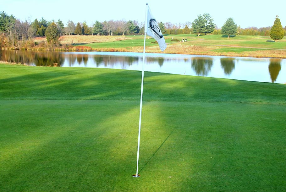 putt, superfície, golf, verd, posar, curs, curs de golf, verd - camp de golf, esport, color verd, bandera de golf, herba, llac, planta, activitat, aigua, activitat d'oci, arbre, naturalesa, dia, bandera, bellesa a la natura, cap gent, reflexió, a l'aire lliure, 1080P