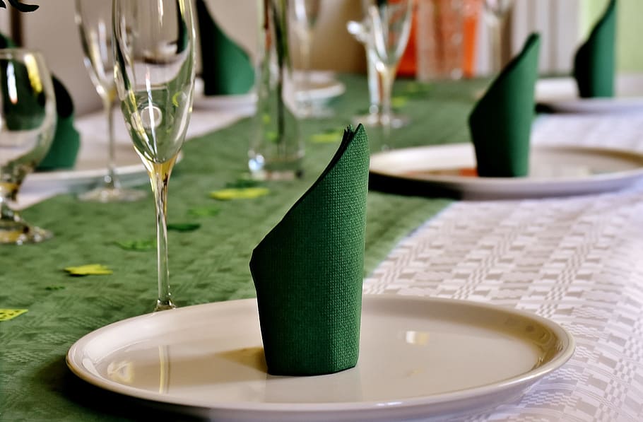 verd, estovalles, blanc, ceràmica, placa, taula, pissarra, vaixella, taula gedeckter, gots, tovallons, festiu, taula fixa, celebració, Festival, coberta, taula de banquets, decoració de taula, coberts, festa, color verd, cap gent, copa, primer pla, a l'interior, beure, vidre, centrar-se en primer pla, menjar i beguda, equipament per a la llar, frescor, Copa de vi, configuració de lloc, menjar, refresc, elegància, tovalló, configuració, luxe, 1080P