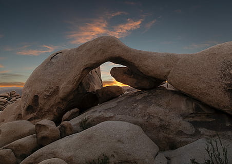 formació de roca, durant el dia, lot de pedra, perspectiva, cel, foc del cel, núvol, sol, posta de sol, sortida del sol, arc, rock, sòlid, rock - object, naturalesa, bellesa a la natura, geologia, cap gent, geografia física, tranquil·litat, núvol - cel, escena tranquil·la, escenics - natura, escena no urbana, terra, dia, vista d’angle baix, destinacions de viatge, arc natural, erosionat, clima àrid, clima, 5K, CC0, domini públic, lliure de regalies