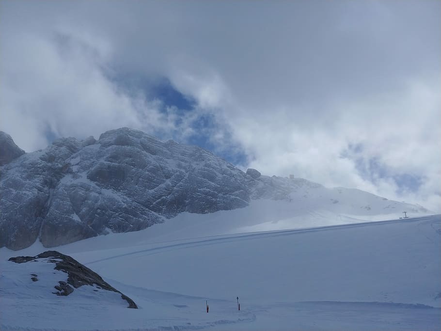 gigante incombente, montagna, coperto, la neve, grigio, nuvole, cresta montuosa, nuvoloso, Cloudscape, nebbia, cielo nuvoloso, temperatura fredda, inverno, scenics - natura, bellezza nella natura, nuvola - cielo, cielo, scena tranquilla, montagna innevata, catena montuosa, ambiente, la tranquillità, scena non urbana, natura, paesaggio, Colore bianco, copertura, giorno, nessuno, tempo estremo, picco di montagna, stazione sciistica, 4K