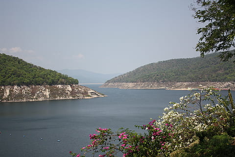 Damm, Klingeln, Fluss, Wasser, Meer, Berg, Szenen - Natur, Schönheit in der Natur, Natur, Ruhe, Himmel, Pflanze, Baum, Tag, keine Leute, ruhige Szene, Land, Wachstum, blühende Pflanze, Strand, Blume, draußen, Bucht, 4K, CC0, gemeinfrei, lizenzfrei