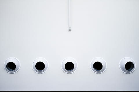 cinco, blanco, cámara de seguridad, pared, foto, pintado, agujeros, edificio, tubo, ventana, redondo, porta, línea, fila, simetría, ducto de aire, respiradero, industrial, aeropuerto, nadie, forma geometrica, el color blanco, forma, circulo, lado a lado, de cerca, en una fila, adentro, seguridad, Fondo blanco, día, copia espacio, foto de estudio, tecnología, metal, diseño, agujero, gran grupo de objetos, color plateado, 5K, CC0, dominio público, libre de derechos
