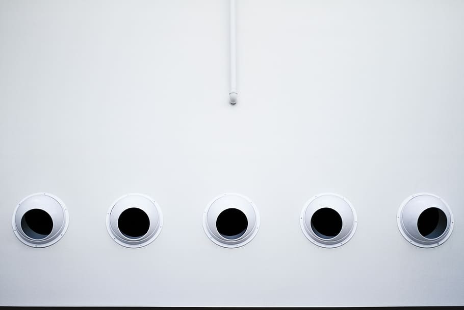 cinco, blanco, cámara de seguridad, pared, foto, pintado, agujeros, edificio, tubo, ventana, redondo, porta, línea, fila, simetría, ducto de aire, respiradero, industrial, aeropuerto, nadie, forma geometrica, el color blanco, forma, circulo, lado a lado, de cerca, en una fila, adentro, seguridad, Fondo blanco, día, copia espacio, foto de estudio, tecnología, metal, diseño, agujero, gran grupo de objetos, color plateado, 5K