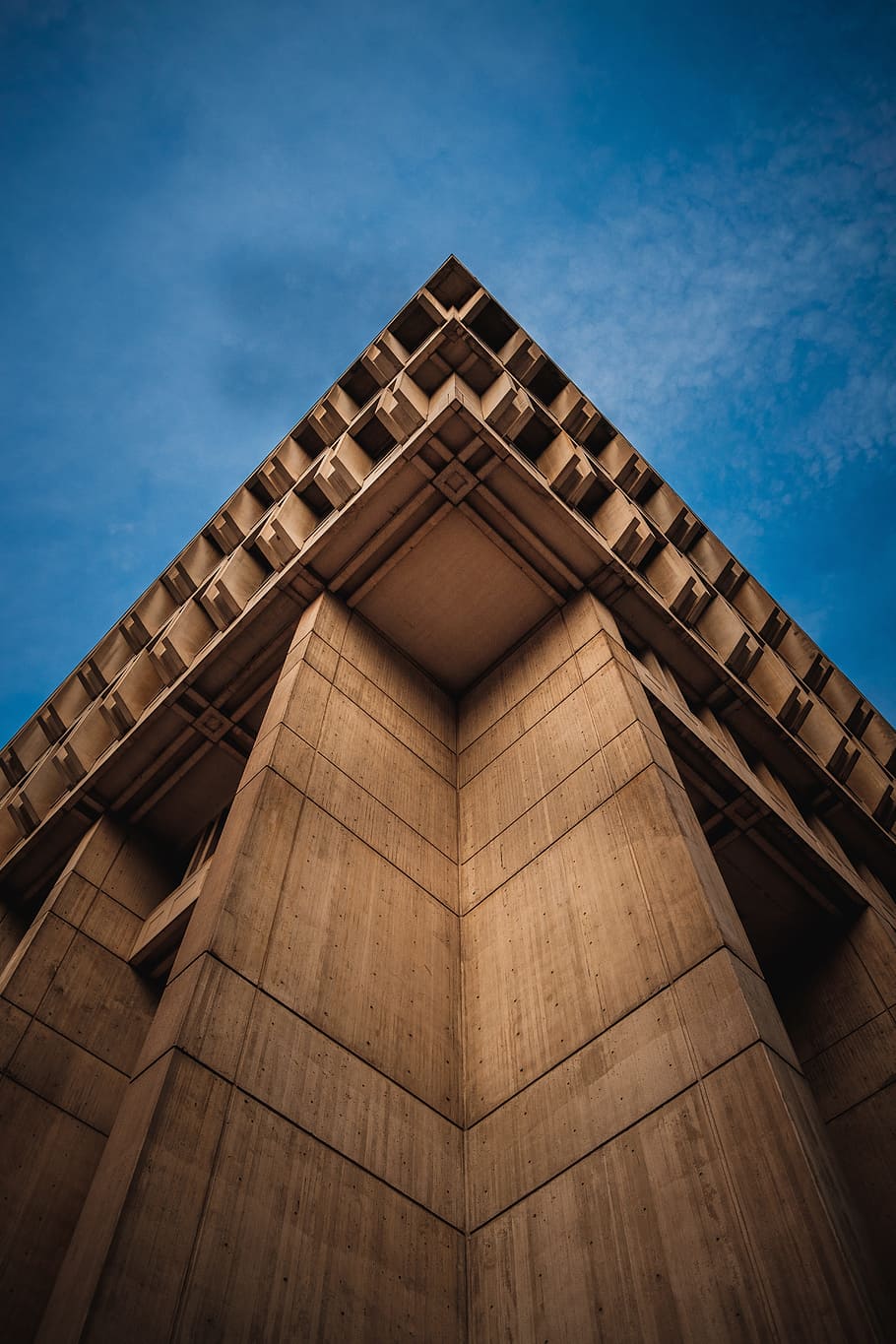 arquitectura, edifici, infraestructura, estructura, establiment, cantonada, núvols, estructura construïda, vista d’angle baix, exterior de l'edifici, cel, cap gent, alta - alta, naturalesa, torre, núvol - cel, dia, blau, destinacions de viatge, història, ciutat, a l'aire lliure, el passat, patró, gratacels, concret, 5K
