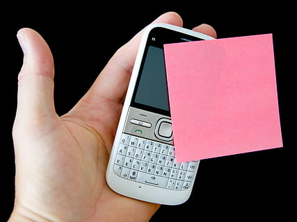 main, mobile, Remarque, liste, ambassade, message, vide, main humaine, partie du corps humain, en portant, une personne, La technologie, la communication, papier, fermer, prise de vue en studio, doigt, partie du corps, à l'intérieur, doigt humain, fond noir, Technologie sans fil, Téléphone, perspective personnelle, lien, 4K, CC0, domaine public, libre de droits