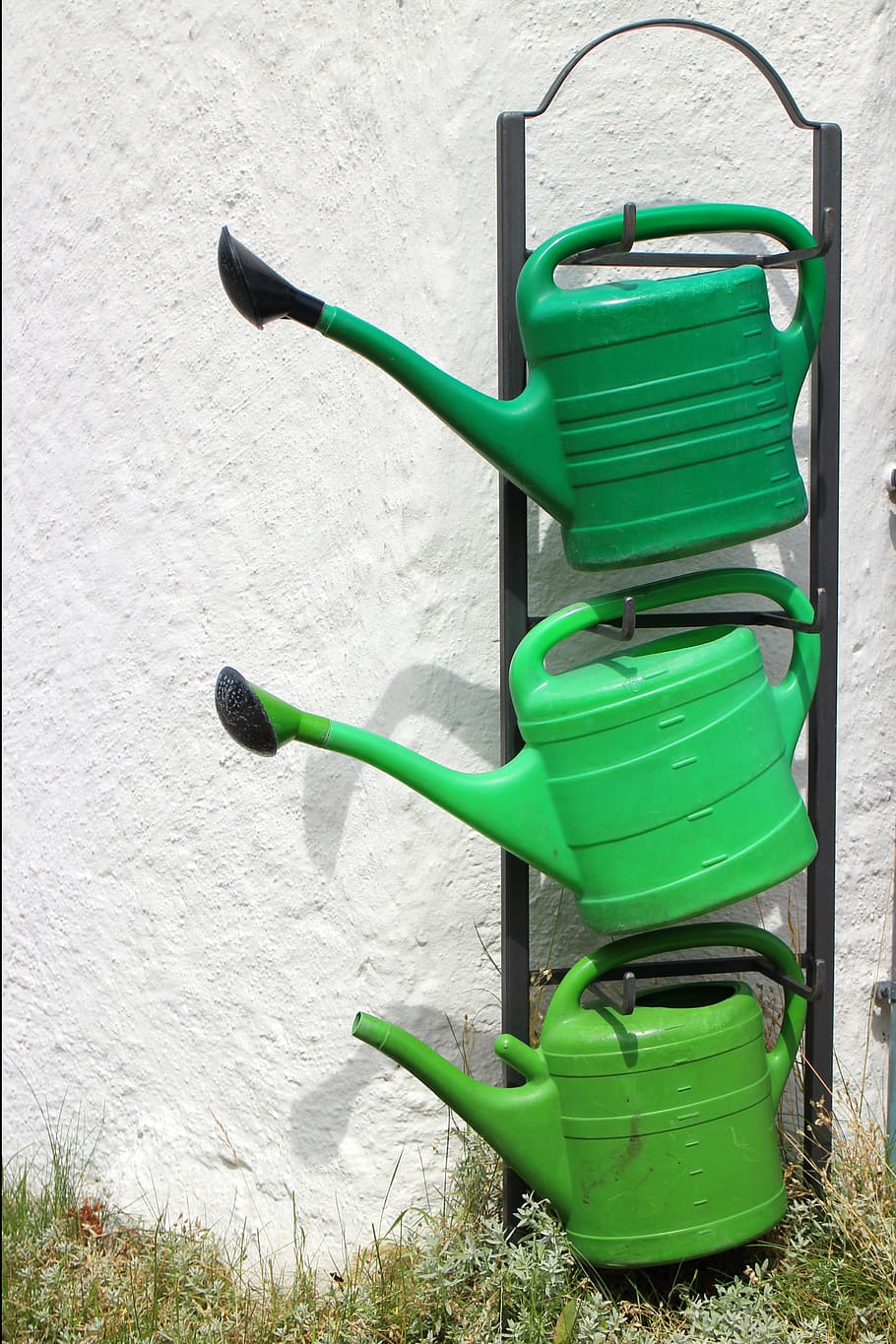 reg, llaunes, olla, plàstic, càsting, regs, jardí, naturalesa, verd, color verd, cap gent, a l'aire lliure, dia, herba, terra, vista d’angle alt, llum solar, regadora, funció de construcció de parets, cub, llauna, joguina, equipament, davant o pati del darrere, centrar-se en primer pla, jardineria, 4K