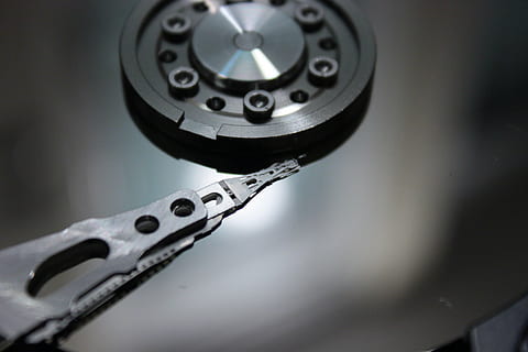 aluminio, ata133, ordenadores, disco, disco duro, hdd, datos, computadora, almacenamiento de datos, ide, dentro, metal, pata, platos, almacenamiento, tecnología, de cerca, nadie, adentro, vista de alto ángulo, equipo, foto de estudio, brillante, gris, fondo gris, conexión, Herramienta de trabajo, comunicación, parte de la computadora, solo objeto, exactitud, circulo, forma geometrica, aleación, color plateado, 4K, CC0, dominio público, libre de derechos