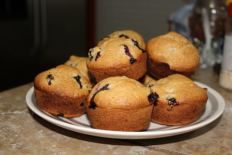 muffin, bread, wheat, food, food and drink, freshness, baked, focus on foreground, close-up, sweet food, no people, indoors, indulgence, ready-to-eat, still life, sweet, dessert, large group of objects, wellbeing, healthy eating, plate, cake, bun, temptation, tray, 5K, CC0, public domain, royalty free