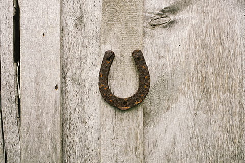 rusten, hestesko, væg, lade, held, symbol, landdistrikterne, bygning, gård, ranch, landbrug, vestlig, kunst, indretning, jern, træ-, brædder, årgang, metal, træ - materiale, gammel, dør, gammeldags, antik, ingen mennesker, dag, tekstureret, indgang, tæt på, ru, udendørs, murbygningsfunktion, dørhammer, baggrunde, forvitret, nummer, sikkerhed, mønster, dørhåndtag, 1080P, CC0, offentligt domæne, royaltyfrie