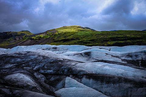 kold, sne, landskab, bjerge, skyer, overskyet, dagslys, frost-, sø, mos, udendørs, afspejling, flod, klipper, naturskøn, himmel, udsigt, vand, sky - himmel, scenics - natur, miljø, skønhed i naturen, natur, jord, bjerg, klippe, ingen mennesker, rejsemål, solid, dramatisk himmel, rock-objekt, storm, flyder, aggression, 4K, CC0, offentligt domæne, royaltyfrie