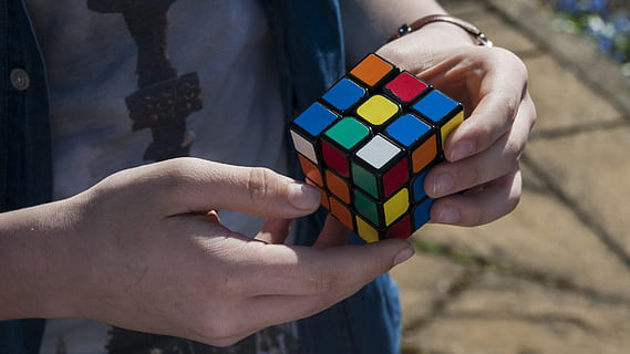 terning, hånd, ungdom, fingre, dreng, ung, Rubik, gåde, multi farvet, bedrift, menneskelig hånd, dag, en person, menneskelig kropsdel, kropsdel, fritidsaktivitet, fokus på forgrunden, tæt på, rigtige mennesker, herrer, voksen, livsstil, midsection, kunstkultur og underholdning, ung voksen, terningform, menneskelig lem, 2K