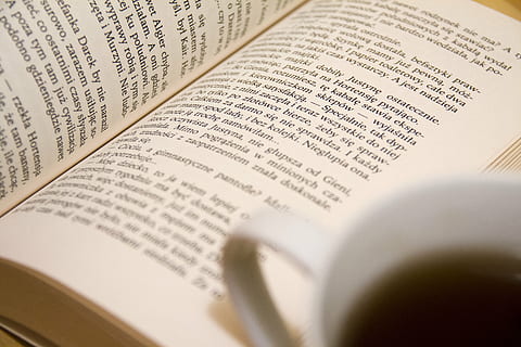 本, 習う, 手紙, としょうかん, 文献, 読む, 紙, 出版物, 閉じる, セレクティブフォーカス, 屋内で, 無人, テキスト, 静物, ページ, コミュニケーション, 飲食, スタジオ撮影, カップ, 開いた, ハイアングル, 音楽, アートカルチャーエンターテイメント, マグ, コーヒー, ソフトフォーカス, 4K, CC0, パブリックドメイン, ロイヤリティフリー