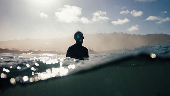 corpo, acqua, luce del giorno, corpo d'acqua, mare, spiaggia, persone, onda, sport, all'aperto, una persona, muta, fare surf, natura, Surf, uomini, vacanze, estate, adulto, giovane adulto, retrovisore, nuvola - cielo, cielo, solo una donna, attività di svago, vacanza, viaggio, la libertà, seduta, stili di vita, rilassamento, la tranquillità, montagna, bellezza nella natura, guardando a vista, 5K, CC0, dominio pubblico, privo di copyright