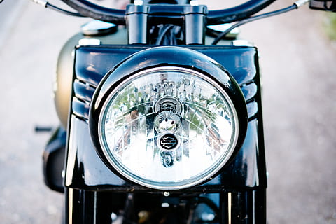 nero, scooter, giorno, faro rotondo del motociclo, colpo di macro, bicicletta, faro, cromo, luce, motocicletta, strada, mezzi di trasporto, scena urbana, all'aperto, nessuno, avvicinamento, tempo, orologio, concentrarsi sulle conoscenze acquisite, metallo, modo di trasporto, città, tecnologia, in stile retrò, motociclo, numero, precisione, macchinario, strumento di misura, movimento, 5K, CC0, dominio pubblico, privo di copyright