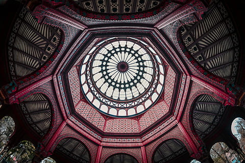kiosko morisco, punkt orientacyjny kopuły, wnętrze, dzień, sufit, kopuła, wzór, sztuka, architektura, zbudowana struktura, kształt geometryczny, wewnątrz, kształt, projekt, okrąg, niski kąt widzenia, bezpośrednio poniżej, żadnych ludzi, budynek, sztuki i rzemiosła, miejsce kultu, religia, witraż, ozdobny, architektura i sztuka, świetlik, 4K, CC0, domena publiczna, darmowe zdjęcia