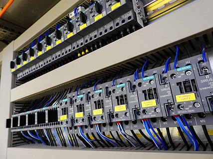 Schaltschrank, Verteiler, verteilerscharnk, Elektroverteiler, Steuerung, schützen, pkz, Motorschutzschalter, Leistungsschalter, Sicherung, aktuell, Performance, Stromspannung, Technologie, Siemens, Computer, Netzwerkserver, Netzwerkanschlussstecker, Daten, Computernetzwerk, Ausrüstung, Gestell, Kabel, Computerkabel, Internet, Knoten, Verbindung, Auftrag, Kommunikation, kabellose Technologie, Computerausrüstung, keine Leute, Geschäft, Industrie, globale Kommunikation, drinnen, Komplexität, Router, verdrahtet, elektrische Ausrüstung, Netzteil, 4K