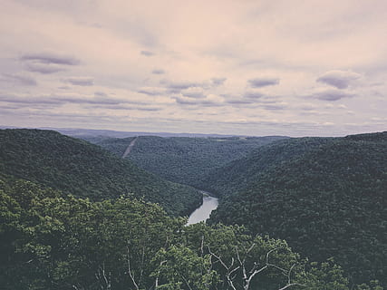 zataženo, nebe, hory, tělo, voda, zelená, hora, modrý, během dne, coopers rock, proud, řeka, strom, les, kopec, Příroda, krajina, scén, venku, mrak - nebe, krása v přírodě, klidné scény, klid, scenics - příroda, rostlina, nikdo, životní prostředí, den, vysoký úhel pohledu, mimoměstské scény, pohoří, idylický, západ slunce, 2K, CC0, veřejná doména, bez autorských práv