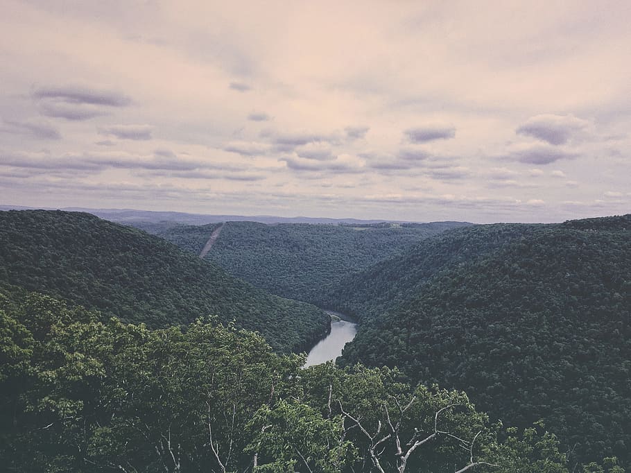 zataženo, nebe, hory, tělo, voda, zelená, hora, modrý, během dne, coopers rock, proud, řeka, strom, les, kopec, Příroda, krajina, scén, venku, mrak - nebe, krása v přírodě, klidné scény, klid, scenics - příroda, rostlina, nikdo, životní prostředí, den, vysoký úhel pohledu, mimoměstské scény, pohoří, idylický, západ slunce, 2K