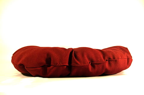 Kissen, Material, rot, drinnen, Studioaufnahme, weißer Hintergrund, ausgeschnitten, keine Leute, kopieren sie platz, braun, Nahansicht, Stillleben, Boxhandschuh, Kleidung, Textil-, Sport, Boxen - Sport, einzelnes Objekt, Zeichen, Schutz, Menschen gemacht Objekt, Leder, 4K, CC0, gemeinfrei, lizenzfrei