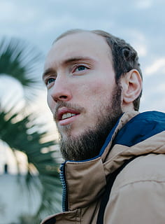 homem, vestindo, azul, Jaqueta, olhando, distância, fotografia de retrato de lente tilt-shift, desenvolvedor, persone, homem jovem, cara, jovem, Palma, hipster, barba, retrato, bonito, Tiros na Cabeça, uma pessoa, atividade de lazer, pêlos faciais, estilos de vida, adulto jovem, homens jovens, pessoas reais, homens, focar em primeiro plano, olhando para longe, adulto, dia, fechar-se, roupas quentes, ao ar livre, contemplação, rosto humano, 2K, CC0, domínio público, royalty free