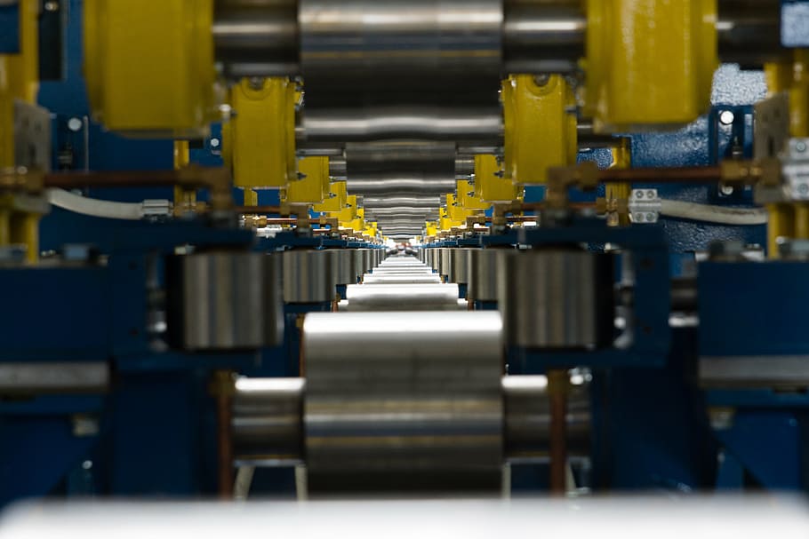 gris, groc, industrial, màquina, fàbrica, corró de línia, rail, indústria, a l'interior, maquinària, tecnologia, equipament, en fila, negocis, fabricació, fabricació d’equips, cap gent, part de la màquina, equips informàtics, indústria electrònica, linea de producció, enfocament selectiu, metall, cinta transportadora, repetició, gran grup d'objectes, equipament industrial, servidor de xarxa, 5K