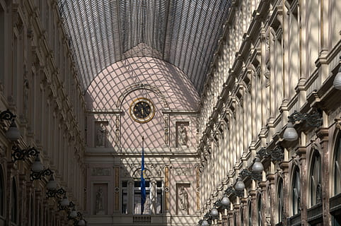 centre comercial, facetes, finestra, cel, llum, ombra, estructura, brusel·les, sostre de vidre, estructura construïda, arquitectura, a l'interior, sostre, edifici, penjant, vista d’angle baix, dia, el passat, cap gent, història, patró, equips d’il·luminació, vell, il·luminat, ventilador, arc, columna arquitectònica, arquitectura i art, 4K, CC0, domini públic, lliure de regalies
