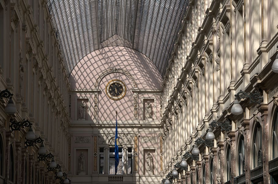 centre comercial, facetes, finestra, cel, llum, ombra, estructura, brusel·les, sostre de vidre, estructura construïda, arquitectura, a l'interior, sostre, edifici, penjant, vista d’angle baix, dia, el passat, cap gent, història, patró, equips d’il·luminació, vell, il·luminat, ventilador, arc, columna arquitectònica, arquitectura i art, 4K