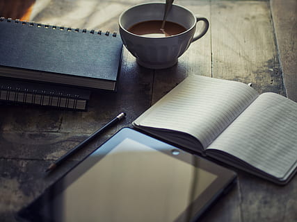 hvit, keramisk, krus, ved siden av, åpen, notisbok, dagbok, ipad, skrive, blog, arbeidsplass, sjokolade, kaffekopp, utgivelse, bok, mat og Drikke, drikke, bord, kopp, innendørs, forfriskning, varm drikke, te, kaffe, kaffe kopp, kaffe - drikke, ingen folk, tre - materiale, te - varm drikke, utdanning, tekopp, stilleben, servise, 4K, CC0, offentlig domene, opphavsrett gratis