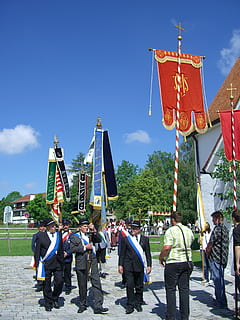 corpus christi, processó, Desviaments de bandera, banderes, era espècie, disfressa, maria pluja, cel, blau, frisch, fromm, alegre, Església, allgäu, gent, grup de persones, multitud, persones reals, ciutat, homes, gran grup de persones, arquitectura, dones, naturalesa, adult, bandera, dia, carrer, estils de vida, estructura construïda, exterior de l'edifici, arbre, planta, a l'aire lliure, 2K, CC0, domini públic, lliure de regalies