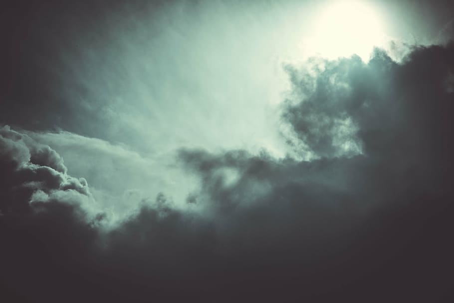 orm-øje, udsigt, overskyet, himmel, struktur, skyer, vind, storm, vejr, Foto, tåge, frem, dramatisk, vinter, uklarhed, luft, lys, natur, sky - himmel, cloudscape, skønhed i naturen, baggrunde, scenics - natur, dramatisk himmel, ingen mennesker, ro, lav vinkel visning, miljø, humørlig himmel, sollys, fluffy, rolig scene, udendørs, mørk, meteorologi, klima, ildevarslende, 5K