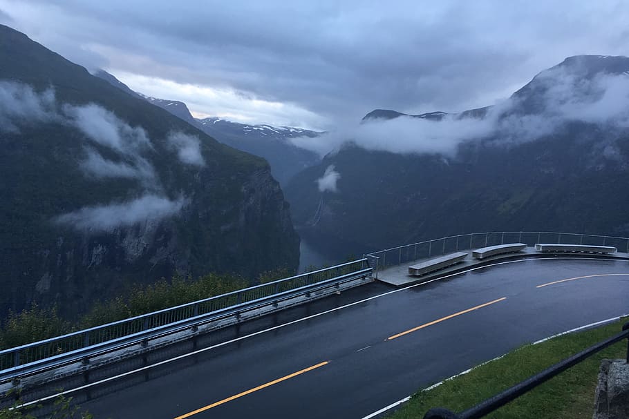 Norsko, silnice, mraky, hory, nebe, krajina, cesta, zataženo, otáčet se, hora, přeprava, mrak - nebe, mlha, životní prostředí, pohoří, scenics - příroda, krása v přírodě, Dálnice, Příroda, motorové vozidlo, auto, Rychlost, způsob dopravy, architektura, cestovat, nikdo, venku, most - mužská konstrukce, déšť, 4K