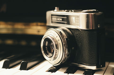 schwarz, Filmkamera, Klaviertastatur, Klavier, Tastatur, Antiquität, Kamera, Kamera - Fotoausrüstung, altmodisch, Retro-Stil, alt, Fotografie-Themen, Ausrüstung, klassisch, einzelnes Objekt, obsolet, schwarze Farbe, keine Leute, Nahansicht, Technologie, Objektiv - optisches Instrument, drinnen, Fokus auf den Vordergrund, Fotoausrüstung, Stillleben, analog, selektiver Fokus, Geschichte, die Vergangenheit, Digitalkamera, silberfarben, 4K, CC0, gemeinfrei, lizenzfrei