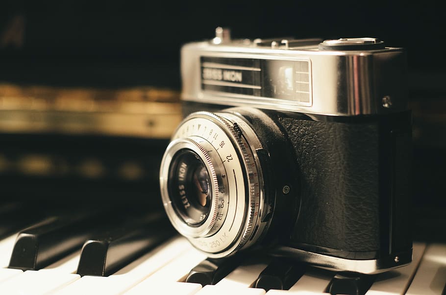 schwarz, Filmkamera, Klaviertastatur, Klavier, Tastatur, Antiquität, Kamera, Kamera - Fotoausrüstung, altmodisch, Retro-Stil, alt, Fotografie-Themen, Ausrüstung, klassisch, einzelnes Objekt, obsolet, schwarze Farbe, keine Leute, Nahansicht, Technologie, Objektiv - optisches Instrument, drinnen, Fokus auf den Vordergrund, Fotoausrüstung, Stillleben, analog, selektiver Fokus, Geschichte, die Vergangenheit, Digitalkamera, silberfarben, 4K