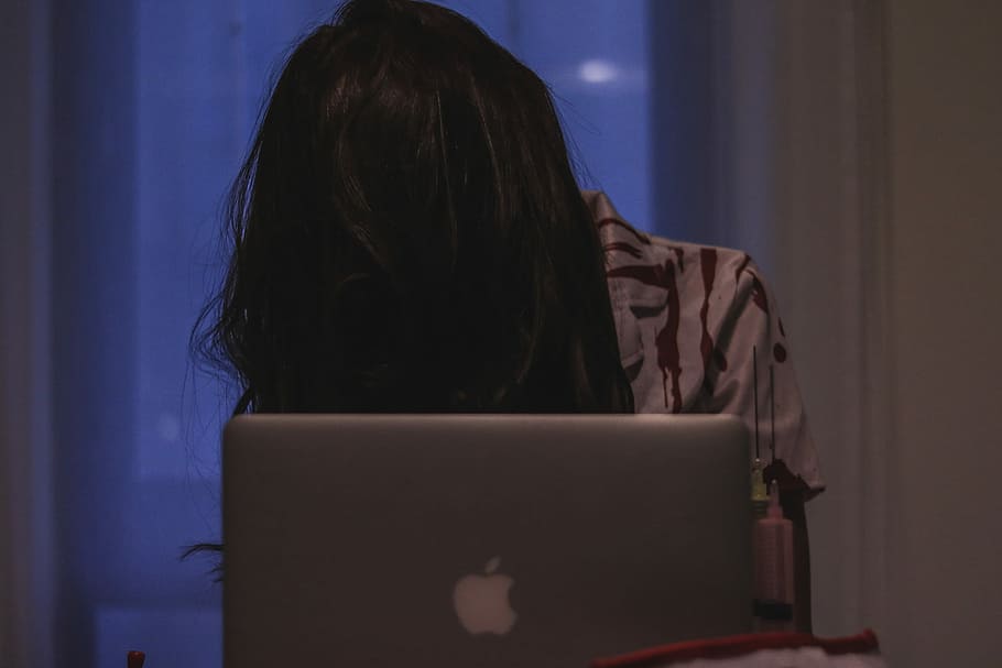 Frau, braun, Weiß, oben, silbernes macbook, weißes Top, Silber-, MacBook, Laptop, Computer, eine Person, Menschen, Frauen, Technologie, drinnen, Internet, Erwachsene, Arbeiten, junger Erwachsener, Geschäft, kaukasischer Abstammung, Rückansicht, nur Frauen, nur eine frau, Kommunikation, Kopfschuss, mit laptop, kabellose Technologie, Haar, Vorderansicht, Porträt, Frisur, lange Haare, braune Haare, Verbindung, Geschäftsperson, 1080P