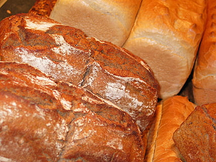 Brot, Bäcker, Lebensmittel, Backwaren, Brot, Bäcker, backen, Essen, knusprig, Kunst, Brot backen, Snack, Mehl, ein Leib Brot, Bauernbrot, Grundnahrungsmittel, lecker, Arbeit, gebacken, Brotkruste, Brotteig, Bäckerei, Ofen, Ernährung, köstlich, Getreide, selberbacken, Kohlenhydrate, Kruste, Zutaten, Frühstück, frisch, Weißbrot, Weizenbrot, keine Leute, französisches Essen, Stangenbrot, Essen und Trinken, Nahansicht, braun, Frische, drinnen, Wohlbefinden, Stillleben, gesundes Essen, fertig für den Verzehr, zu verkaufen, Geschäft, High Angle View, Verkauf, Vollbild, hausgemacht, Vollkornbrot, 1080P, CC0, gemeinfrei, lizenzfrei