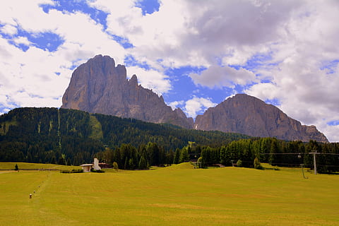 Dolomitterne, bjerg, Prato, landskab, skyer, bjerge, natur, Sassolungo, Italien, himmel, scenics - natur, sky - himmel, skønhed i naturen, græs, grøn farve, rolig scene, ro, plante, miljø, bjergkæde, jord, ingen mennesker, dag, Mark, ikke-urbane scene, idyllisk, udendørs, bjergtop, formation, 5K, CC0, offentligt domæne, royaltyfrie