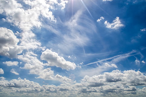 himmel, moln, dagtid, dag, tid, blå, molnig, bakgrund, väder, solig, natur, moln - himmel, clouds, utomhus, bakgrunder, luft, sommar, cumulus moln, scenics, mulen, meteorologi, stratosfär, klimat, rymden, vit, inget folk, skönhet i naturen, fluffig, solljus, atmosfär, scenics - natur, vind, miljö, vit färg, humörlig himmel, solstråle, dramatisk himmel, Sol, ljus, frihet, stripig, starkt upplyst, 1080P, CC0, offentligt domän, royaltyfria