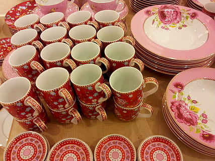 menaje y vajilla, cabeza, plato, Rosa, vaso, decoración, vajilla, culturas, vista de alto ángulo, adentro, naturaleza muerta, mesa, nadie, comida y bebida, arreglo, elección, gran grupo de objetos, variación, cuenco, frescura, comida, cerámica, de cerca, beber, abundancia, taza de te, 2K, CC0, dominio público, libre de derechos