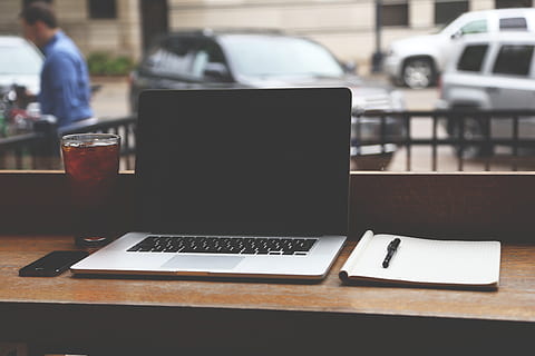 macbook, pro, ved siden af, notesbog, pen, start op, notebooks, kreativ, computer, Selskab, bærbare computere, Skærm, Silicon Valley, moderne, hjemmekontor, kontor, forretning, plan, bord, cafe, bærbar, teknologi, kaffe - drikke, skrivebord, trådløs teknologi, meddelelse, forbindelse, bruger bærbar computer, fokus på forgrunden, mad og drikke, dag, bil, motor køretøj, indendørs, møbel, bærbar informationsenhed, ingen mennesker, drikke, glas, 5K, CC0, offentligt domæne, royaltyfrie
