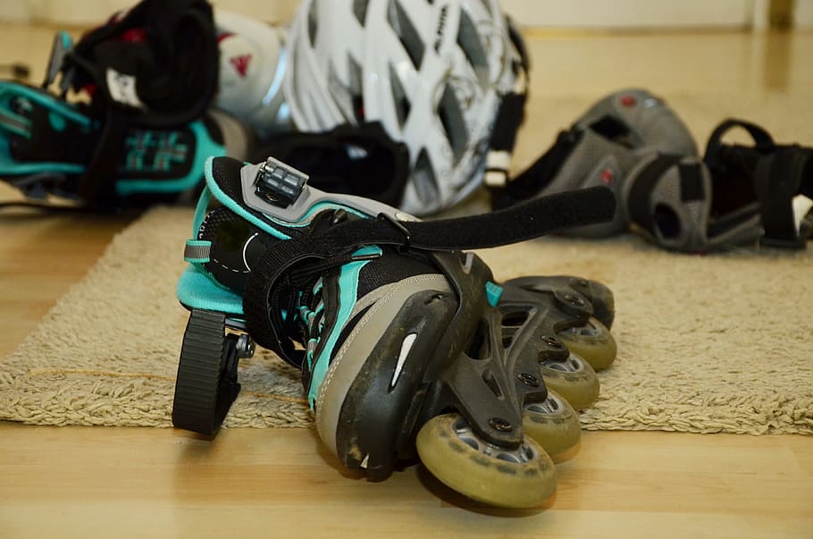 parell, patins en línia blau i negre, patinadors en línia, patins en línia, inliner, rodar, patinatge, oci, esport, nens, patinatge en línia, equipament, timó, esportiu, jugar, conduir, a l'interior, sabata, desafiament, secció baixa, cap gent, sòls, color negre, centrar-se en primer pla, terres de fusta dura, primer pla, natura morta, gent, cama humana, interior de casa, equipament esportiu, gran grup d'objectes, fusta, enfocament selectiu, agressió, 4K